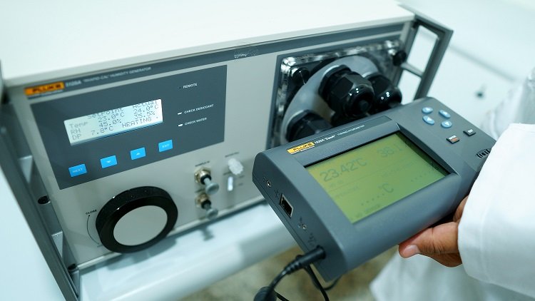 LABORATORY TEMPERATURE AND HUMIDITY MONITORING SYSTEM